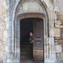Marion behind an old door in Caylus